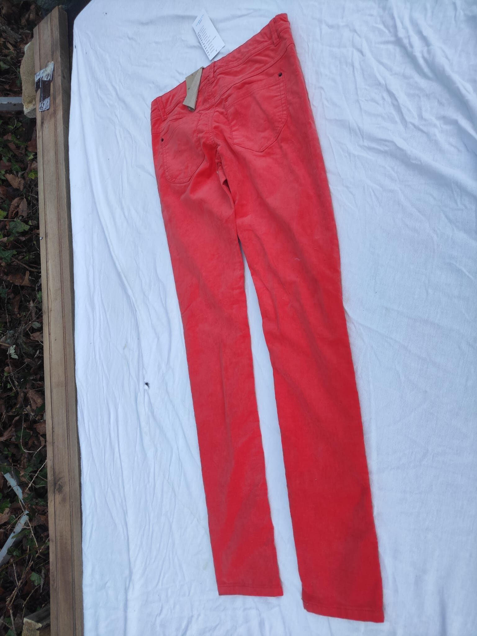 Nous vendons ce pantalon enfant de couleur rouge bordeaux. - Type de produit : Pantalon - Taille : 12 ans / 152 cm - Couleur : Rouge / Bordeaux - État : Neuf avec étiquette, avec possibilité d'expédier dans toute l'Europe par mondial Relay N'hésitez pas à me contacter pour plus d'informations.